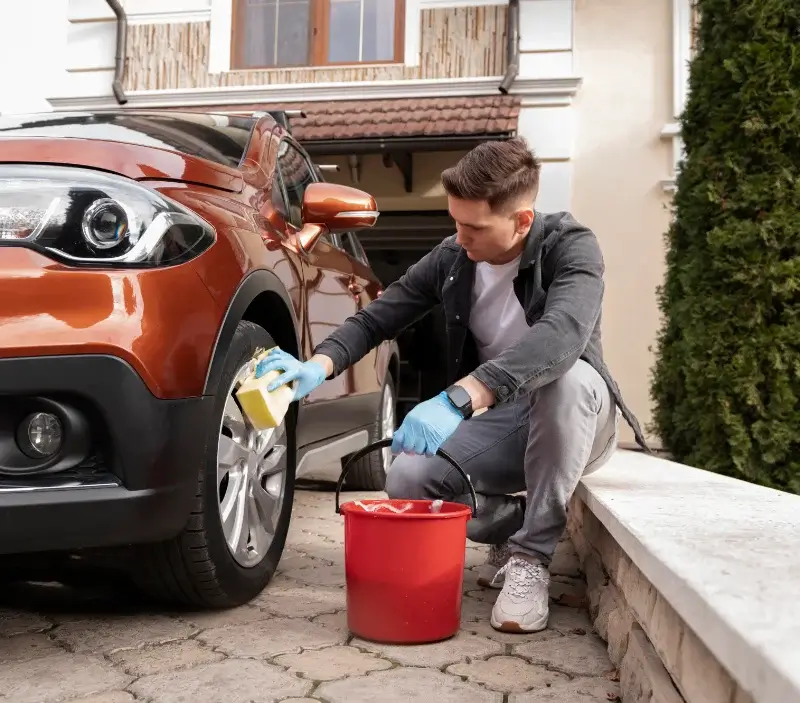 Lavage auto à domicile Lagesse : professionnel intervenant sur un véhicule